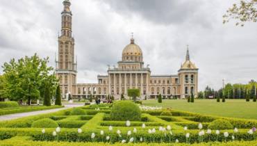 Tak wygląda największy kościół w Polsce. To magiczne miejsce czy katolickie Las Vegas? Zobacz zdjęcia i przekonaj się sam!