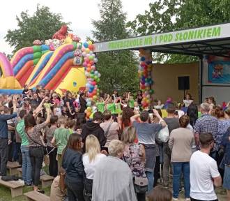 Piknik Rodzinny w przedszkolu Jędrzejowie i otwarcie mini-amfiteatru [ZDJĘCIA]