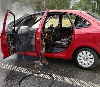 Pożar auta na trasie S6 w Koleczkowie koło Gdyni. Kierowca na szczęście uciekł