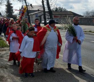Uroczyste obchody Niedzieli Palmowej w parafii w Czarnożyłach 