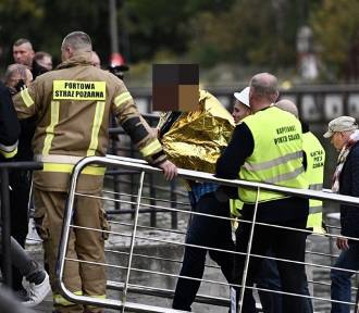 Tragedia na Motławie! Wywróciła się łódź. 14 osób wpadło do wody, trzy nie żyją