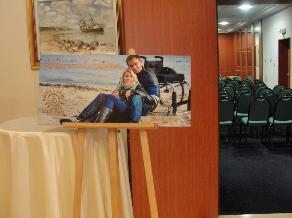 Zdjęcie promujące konferencję, a zarazem wystawę "Każdemu wolno kochać"