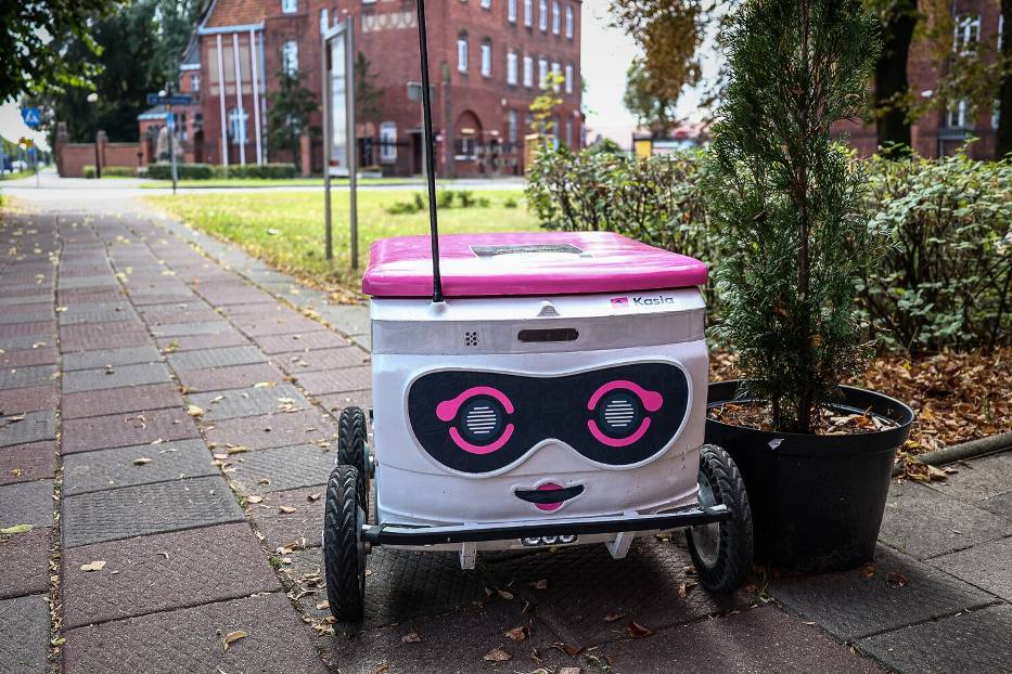Robot Kasia dostarcza jedzenie w Lesznie 