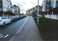 Ulice na Jagodnie są stale pozajmowane przez auta mieszkańców. Kiedy będzie parking?