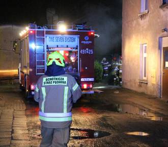Wieczorny pożar w budynku mieszkalnym w Krotoszynie! Na miejscu 4 zastępy strażaków! 