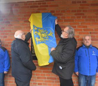 Symboliczna tablica zawisła w Leszczynach. To hołd dla ofiar Tragedii Górnośląskiej