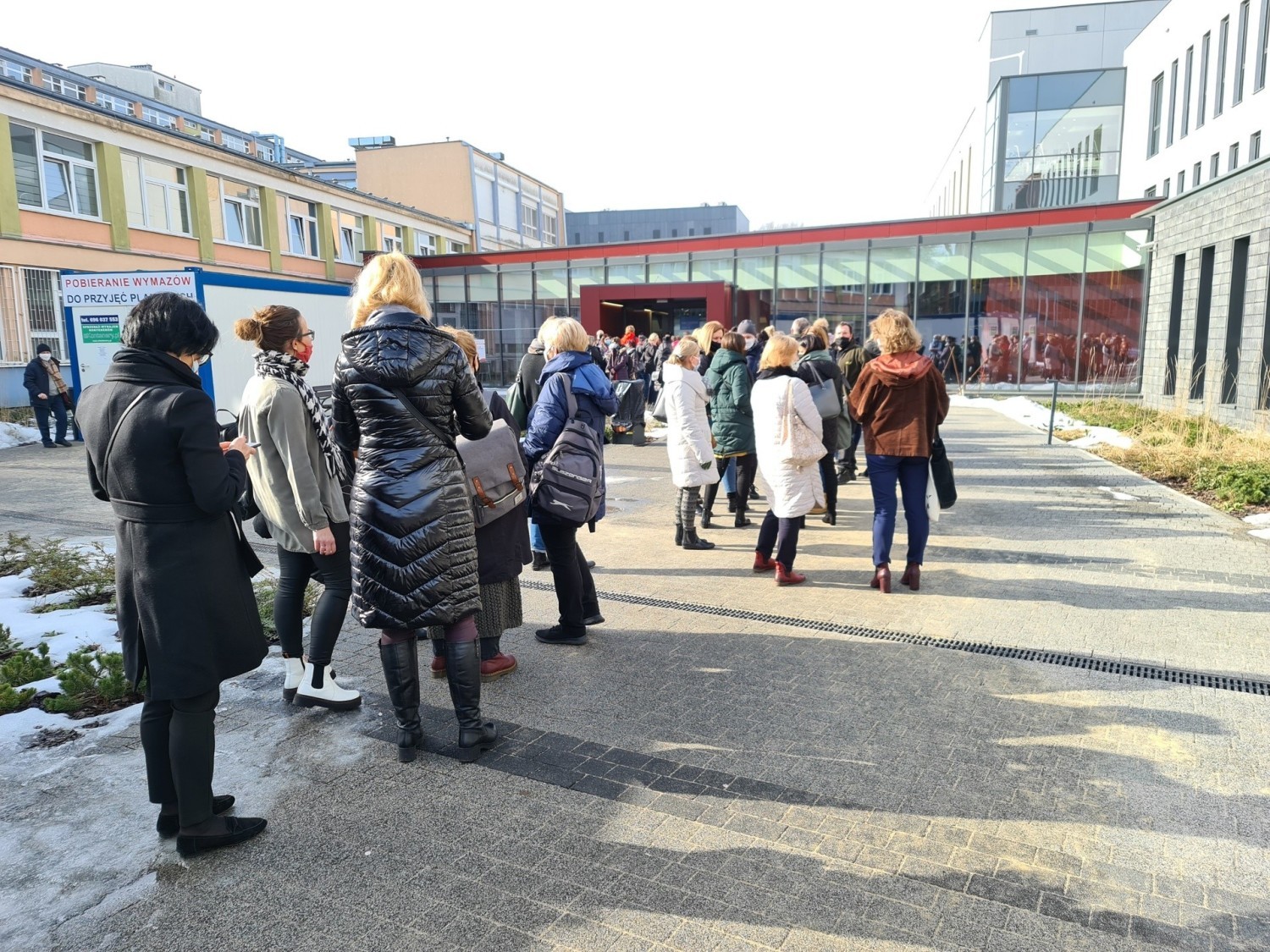 W takich warunkach odbywają się szczepienie nauczycieli w szpitalu na Bielanach w Toruniu