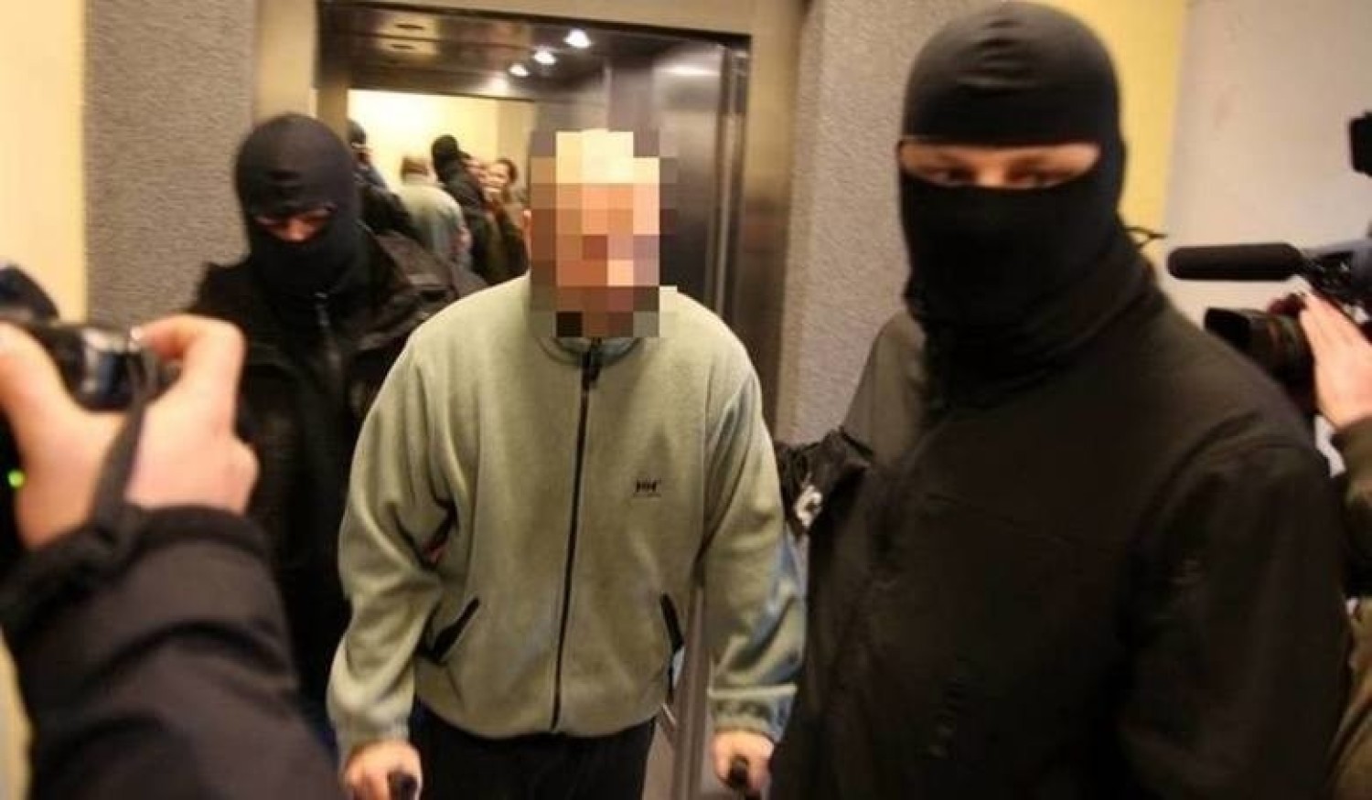 Śledczy zarzucają „Krystkowi” w sumie popełnienie 65 przestępstw na szkodę młodych kobiet oraz banku, Skarbu Państwa i towarzystw ubezpieczeniowych