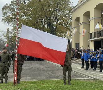 Obchody Święta Niepodległości przed kościołem garnizonowym w Skierniewicach