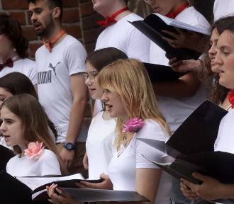 Koncert chóru szkolnego Cantus z II Liceum Ogólnokształcącego w Legnicy, zdjęcia