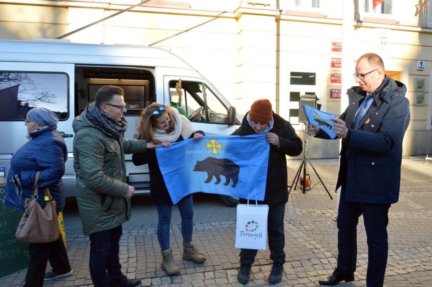 Prezentacja campera Amandy i Samueala na przemyskim Rynku