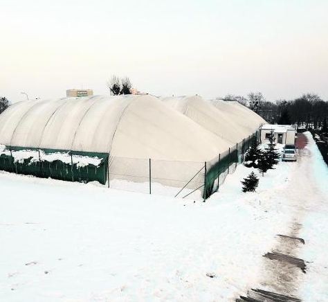 Na terenie klubu znajdują się obecnie cztery „balony”, pod którymi są korty tenisowe