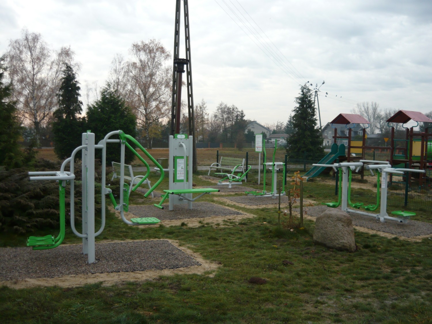 W ostatnich dniach na terenie gminy Gizałki oddano do użytku 5 nowych siłowni zewnętrznych i 2 place zabaw