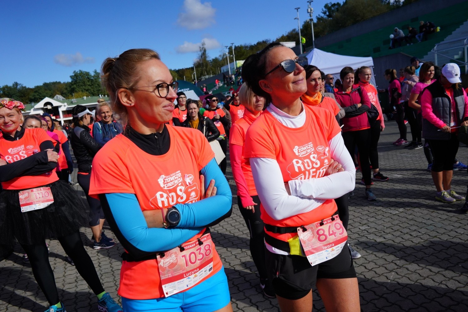 Ponad 1600 kobiet w pomarańczowych koszulkach w samo południe wystartowało w niedzielę w Biegu Kobiet ANITA Zawsze Pier(w)si, który odbył się nad Jeziorem Maltańskim