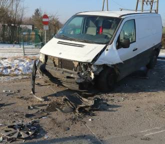 Wypadek na ul. Grota-Roweckiego we Wrocławiu. Samochód dostawczy uderzył w osobówkę