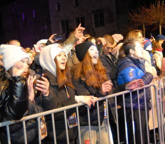 Pokaz ognia i koncert C-BooL na finał Przystanek WOŚP w Piotrkowie ZDJĘCIA