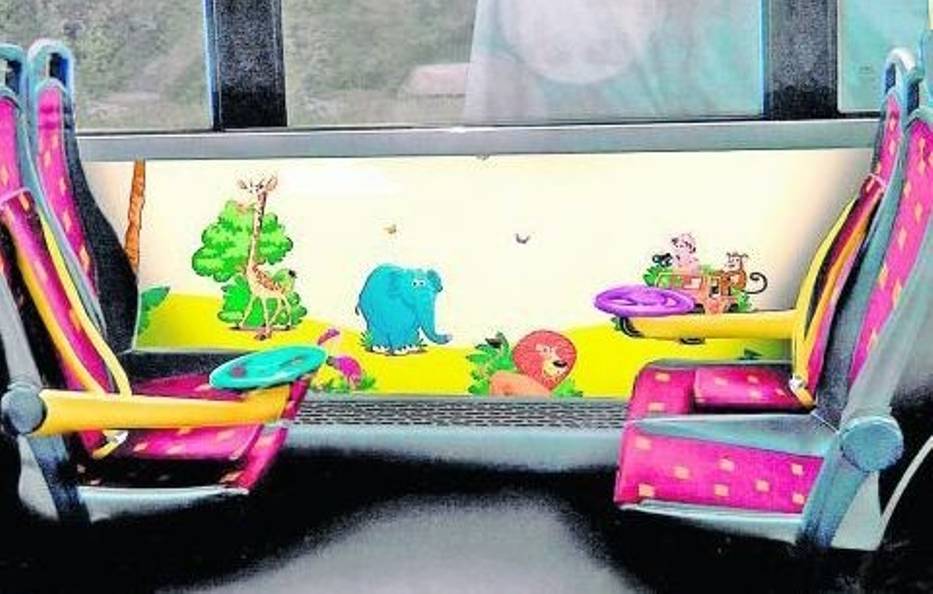 W „kąciku dla dzieci” najmłodsi pasażerowie byliby bezpieczni – przy fotelikach są pasy
