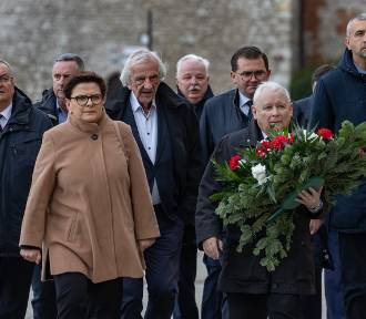 Kaczyński i politycy PiS na Wawelu w rocznicę pogrzebu pary prezydenckiej