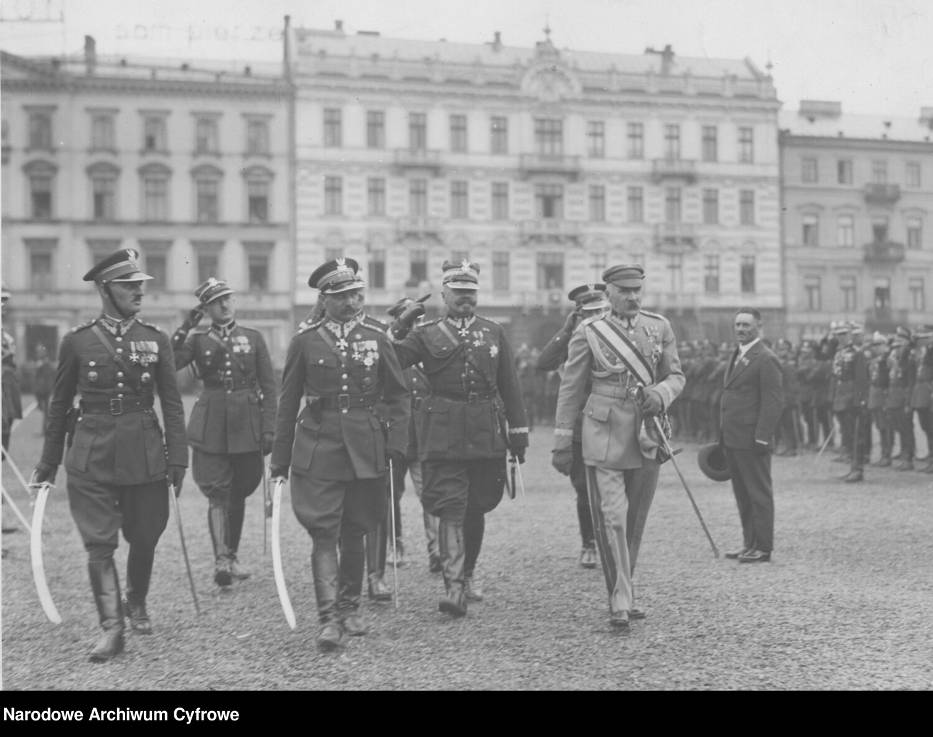 Marszałek Piłsudski przechodzi placem swojego imienia