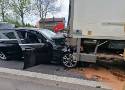 Wypadek osobówki i tira na drodze krajowej numer 94 w Olkuszu. Jedna osoba poszkodowana 