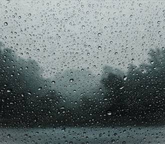 Pogoda Warszawa. Będą burze z deszczem, grad i temperatura poniżej 20 stopni Celsjusza. Czy to 