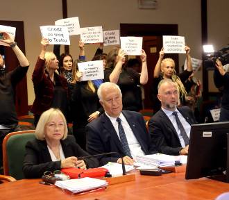 Legnica: Sesja Rady Miejskiej z teatralnym protestem w tle, zobaczcie zdjęcia