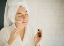 Jak wybrać olejek do masażu twarzy? Podstaw na odpowiedni, a zyskasz podwójnie. Oto, czym się kierować