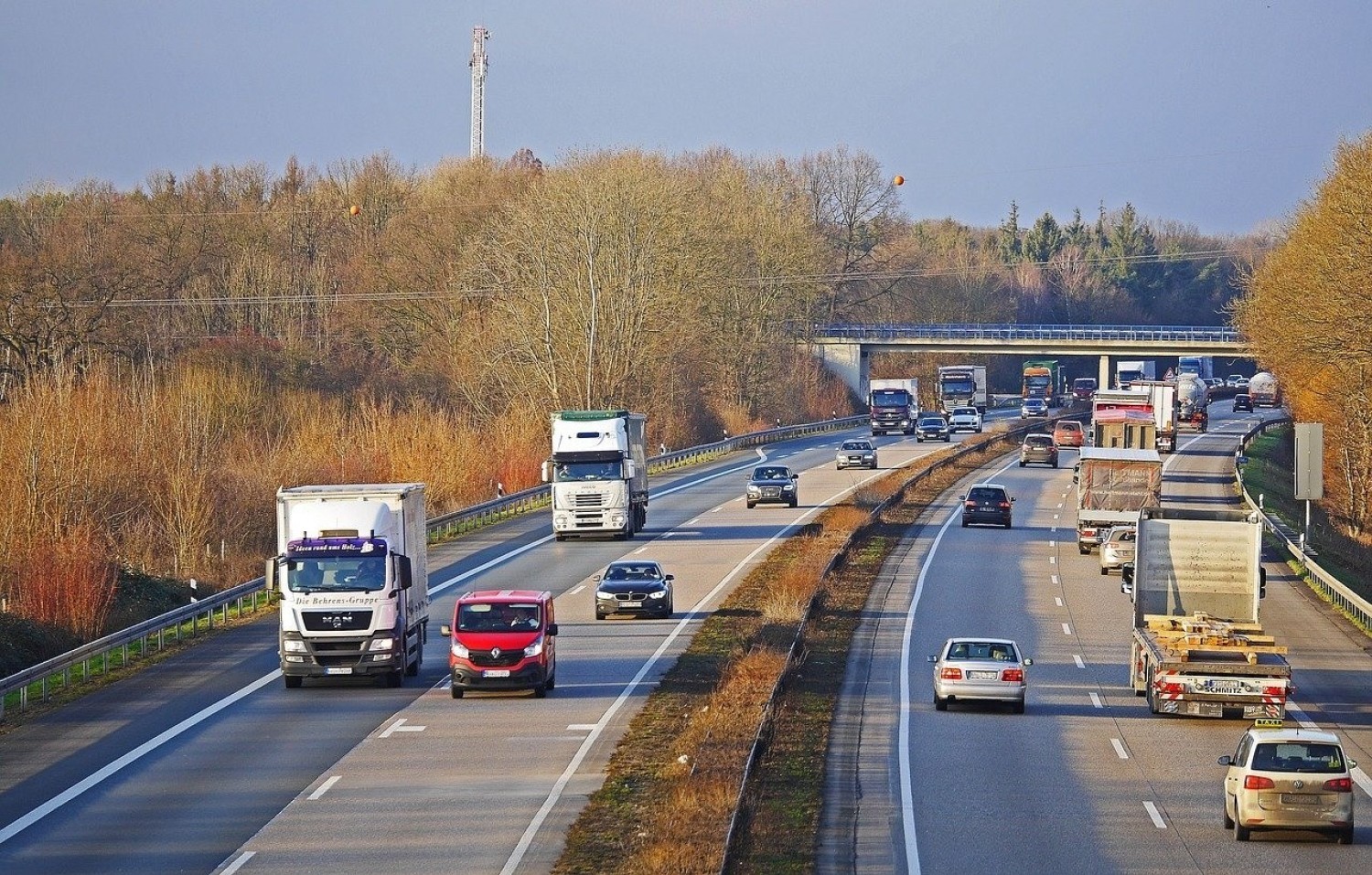 Transport, gospodarka magazynowa i łączność - 46%