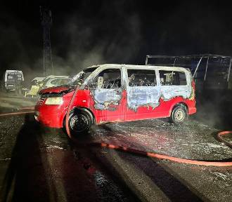 Dramatyczny nocny pożar trzech samochodów. Spłonęły doszczętnie - zdjęcia