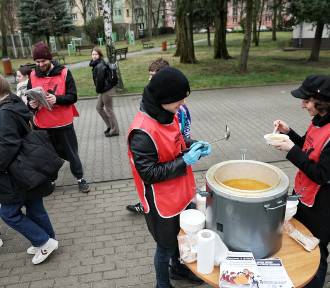 "Stołówki zamiast głodówki". Organizatorzy strajku studentów w Poznaniu rozdają zupę