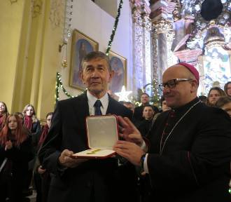 Medal z Watykanu trafił do organisty. Przeszło pół wieku służy Kościołowi opolskiemu