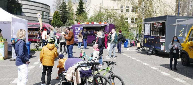 Gocław tętni życiem. Trwa zlot foodtrucków oraz Targ Smaków i Rękodzieła
