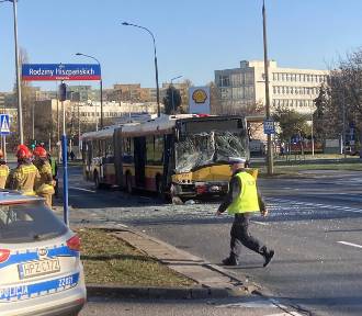 Wypadek w Alei Wilanowskiej. Autobus miejski zderzył się z samochodem