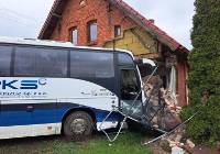 Wypadek na drodze Bydgoszcz - Inowrocław. Autobus wjechał w dom mieszkalny