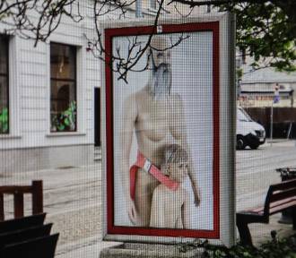 Wystawa "Iron Man" we Wrocławiu zniszczona. To promowanie pedofilii i LGBT? 