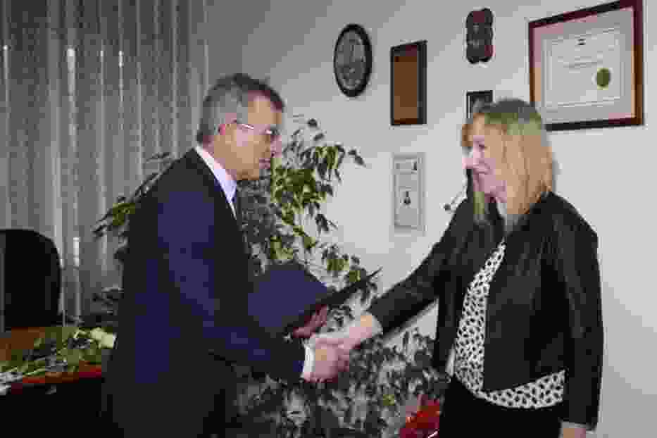 Beacie Byczek, wiceprezes Stowarzyszenia Rodzin Zastępczych i Adopcyjnych Chełmno Dzieciom gratuluje starosta Zdzisław Gamański