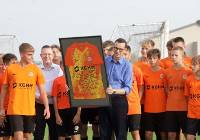 Premier Mateusz Morawiecki odwiedził zawodników akademii piłkarskiej, zdjęcia
