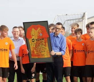 Premier Mateusz Morawiecki odwiedził zawodników akademii piłkarskiej, zdjęcia
