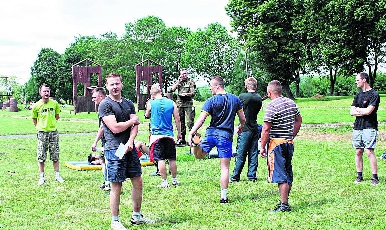 Warunkiem przyjęcia do zawodowej armii jest m