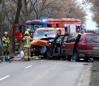 Czołowe zderzenie samochodów pod Wrocławiem. Pasażer wyleciał przez szybę! [FILM]