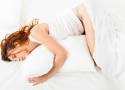 Śpisz w majtkach czy bez? Ekspertka mówi, czy pod piżamę powinnaś zakładać bieliznę