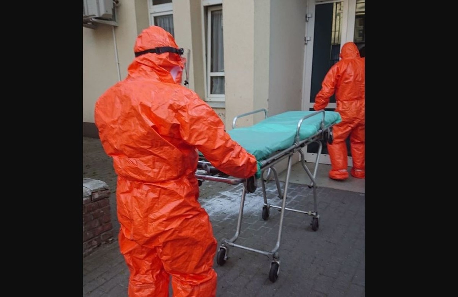 O tym, że na oddziale są osoby zakażone koronawirusem personel dowiedział się, gdy dwóm pacjentom, którzy mieli być przewiezieni na leczenie do innych placówek wykonano testy w kierunku koronawirusa