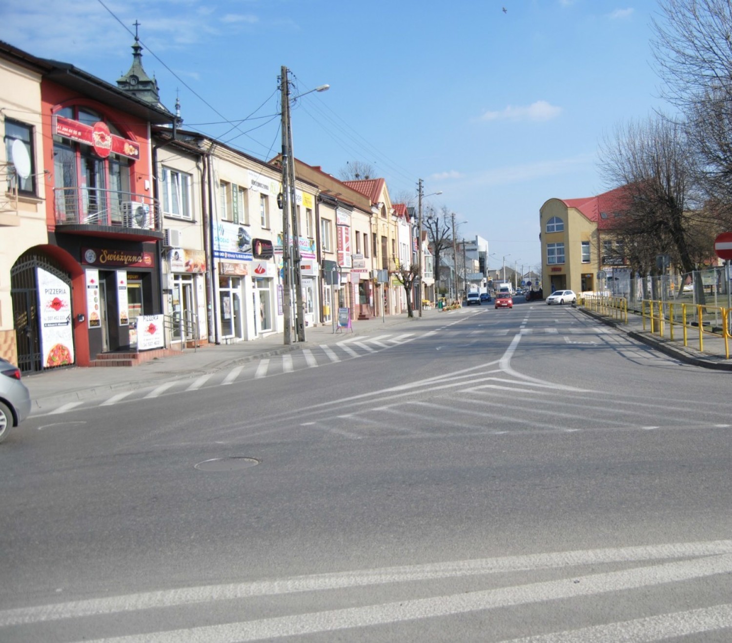 Koronawirus. Włoszczowa w czasach zarazy - puste ulice, puste kościoły, ludzie przed aptekami (ZDJĘCIA)