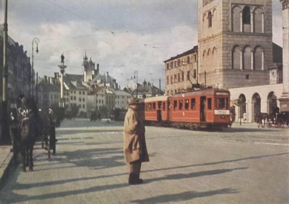 arszawa, Polska, po 01.09.1939 r. Ul. Krakowskie Przedmieście. Widok na Plac Zamkowy