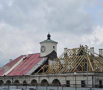 Z Ratusza w Staszowie zniknął dach. Co się dzieje z remontem? [ZDJĘCIA]