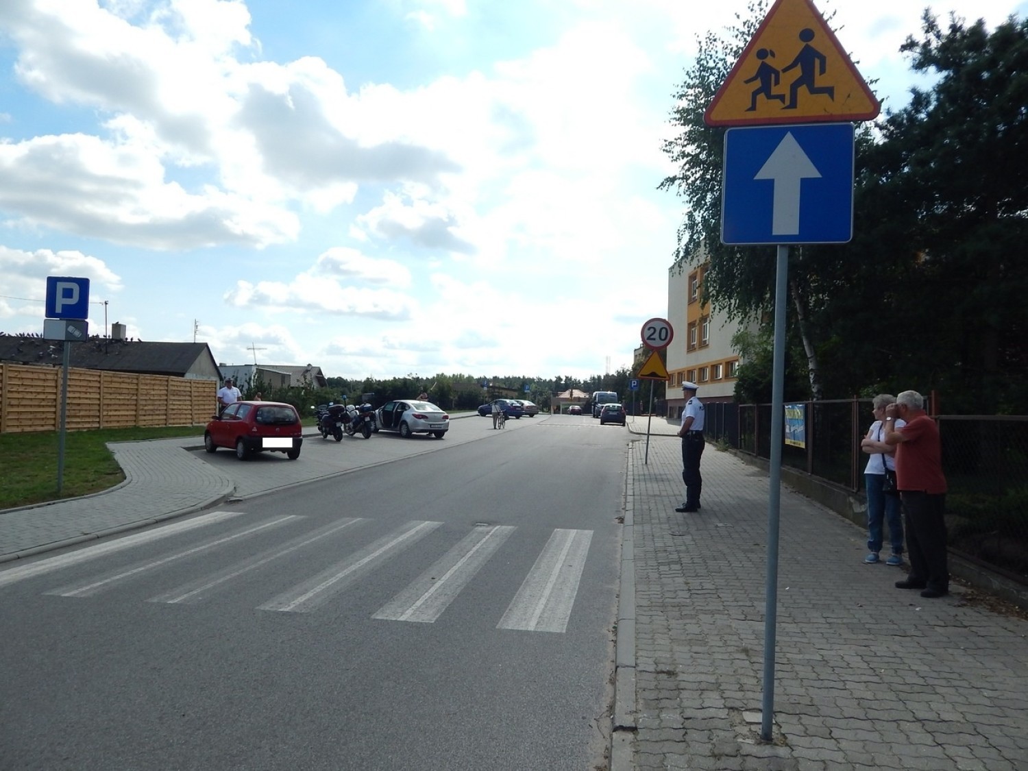 Policjanci sprawdzają oznakowanie wokół szkół w powiecie radziejowskim