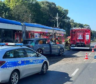 Wypadek na al. Jana Pawła II w Krakowie. Zderzenie tramwaju z samochodem
