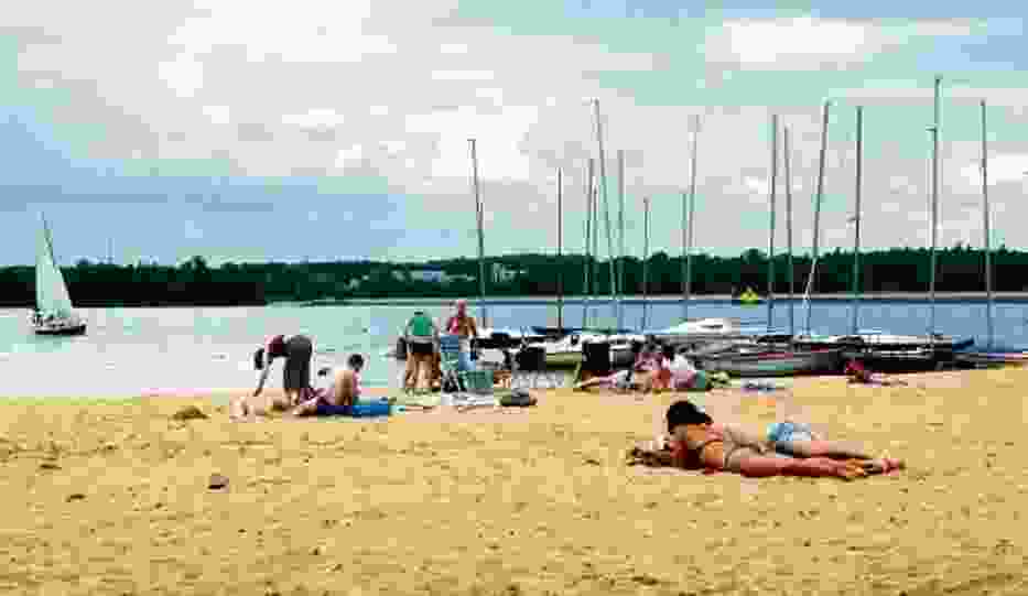 Parę kilometrów od miasta można wypocząć na piaszczystej plaży