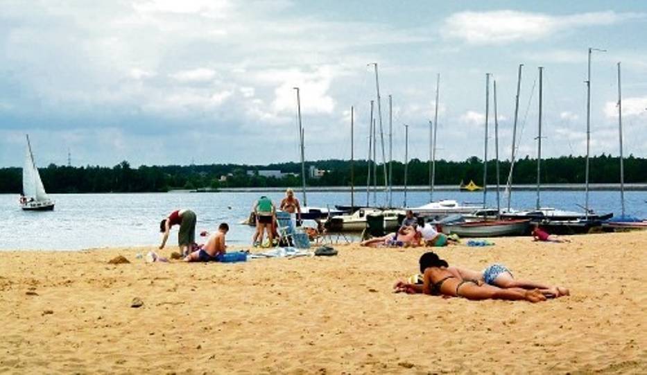 Parę kilometrów od miasta można wypocząć na piaszczystej plaży