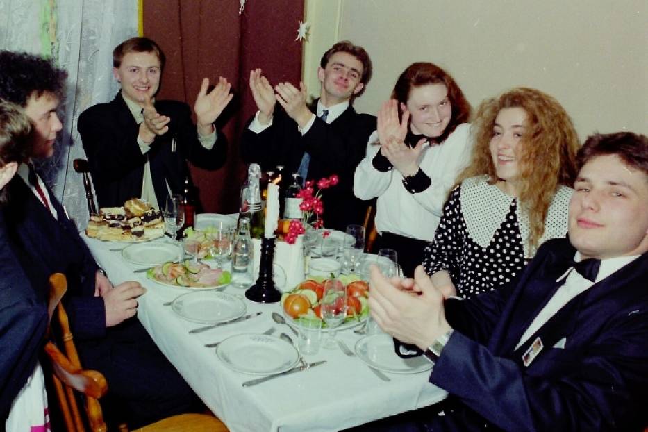 Krosno Odrzańskie. Zdjęcia studniówki z 1992 roku. Tak 30 lat temu bawili się maturzyści. Fotografie Stanisława Straszkiewicza